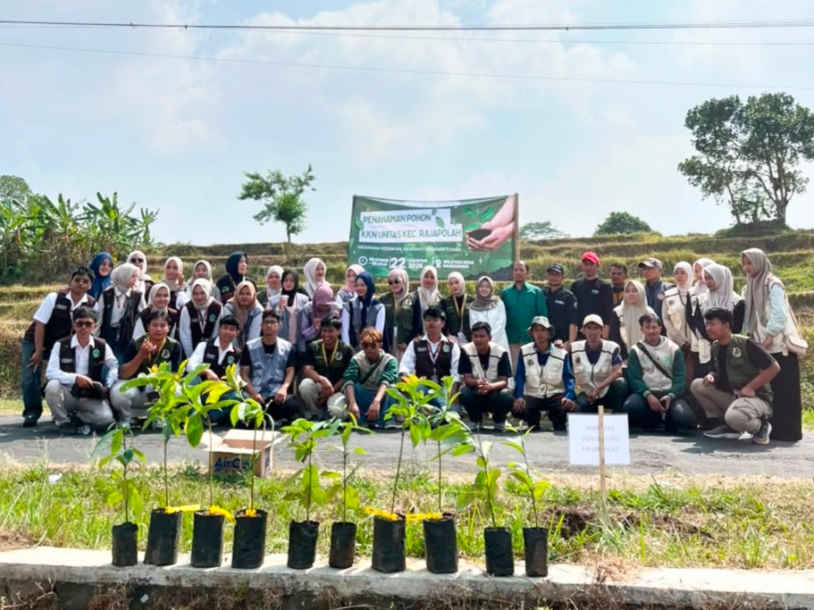 Mahasiswa KKN UNITAS Tanam 80 Pohon Alpukat di Desa Dawagung, Rajapolah